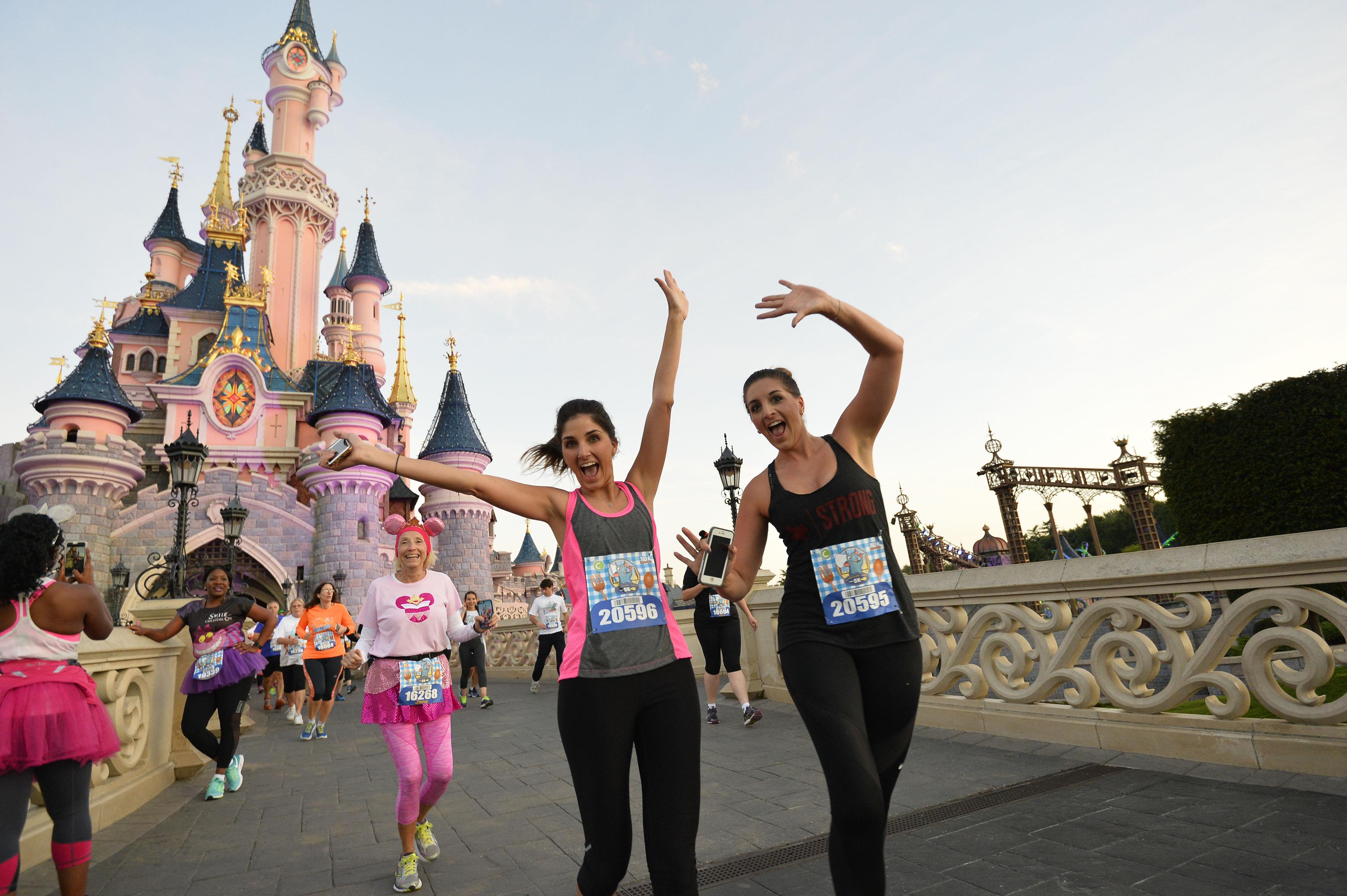 Run weekend. Disneyland half Marathon 2019. Филиппины Диснейленд. Disneyland Paris waiters Skate. Блондинка с грудничком в парижском Диснейленд.